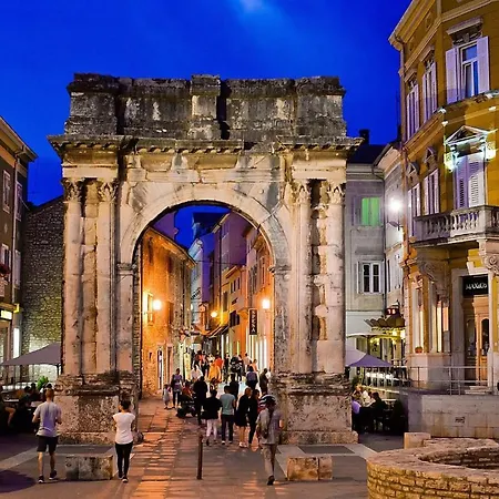 City Center With Balcony Pansiyon Pula